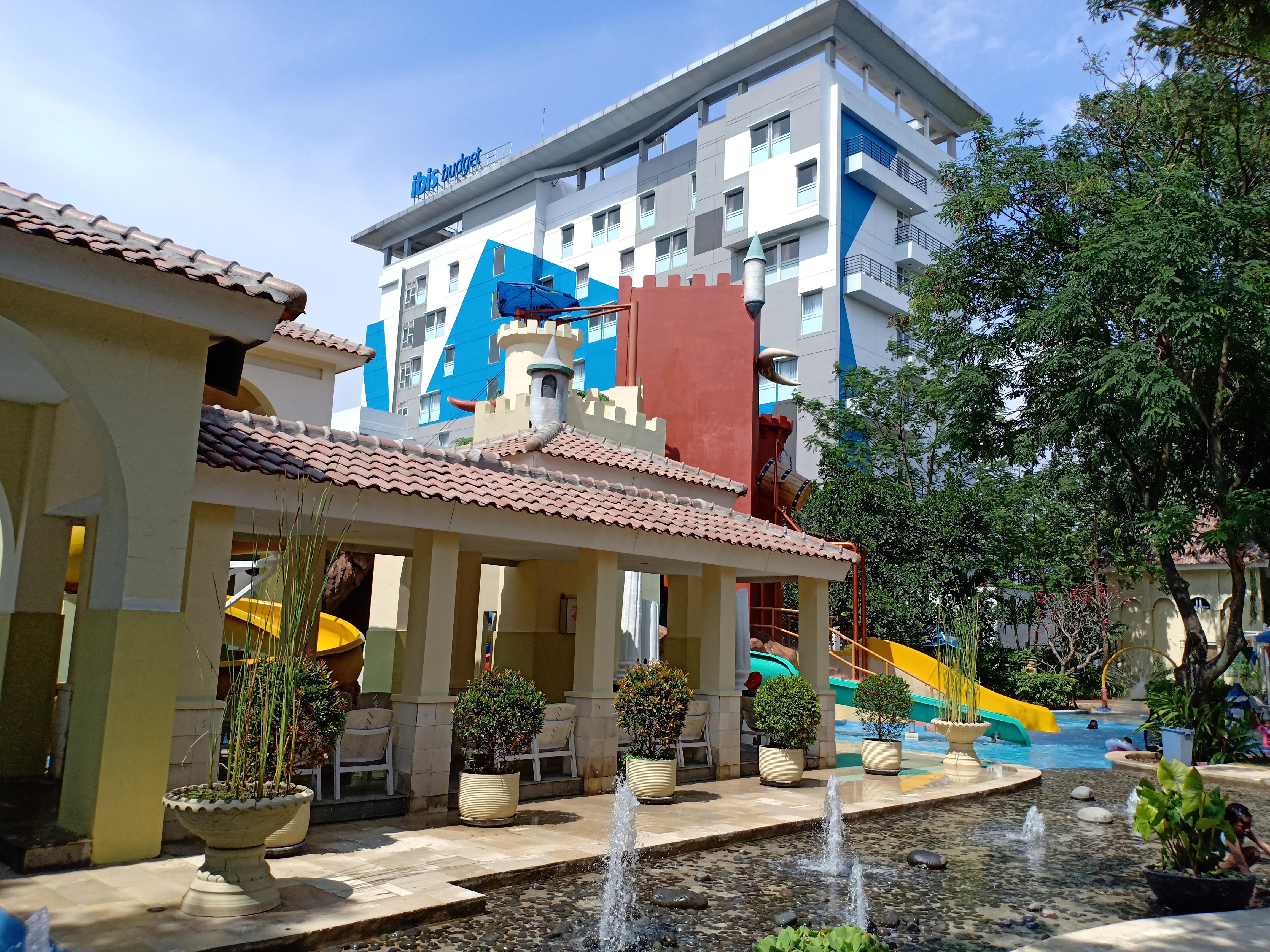 Ibis Budget Cikarang Festival Бекаси Екстериор снимка