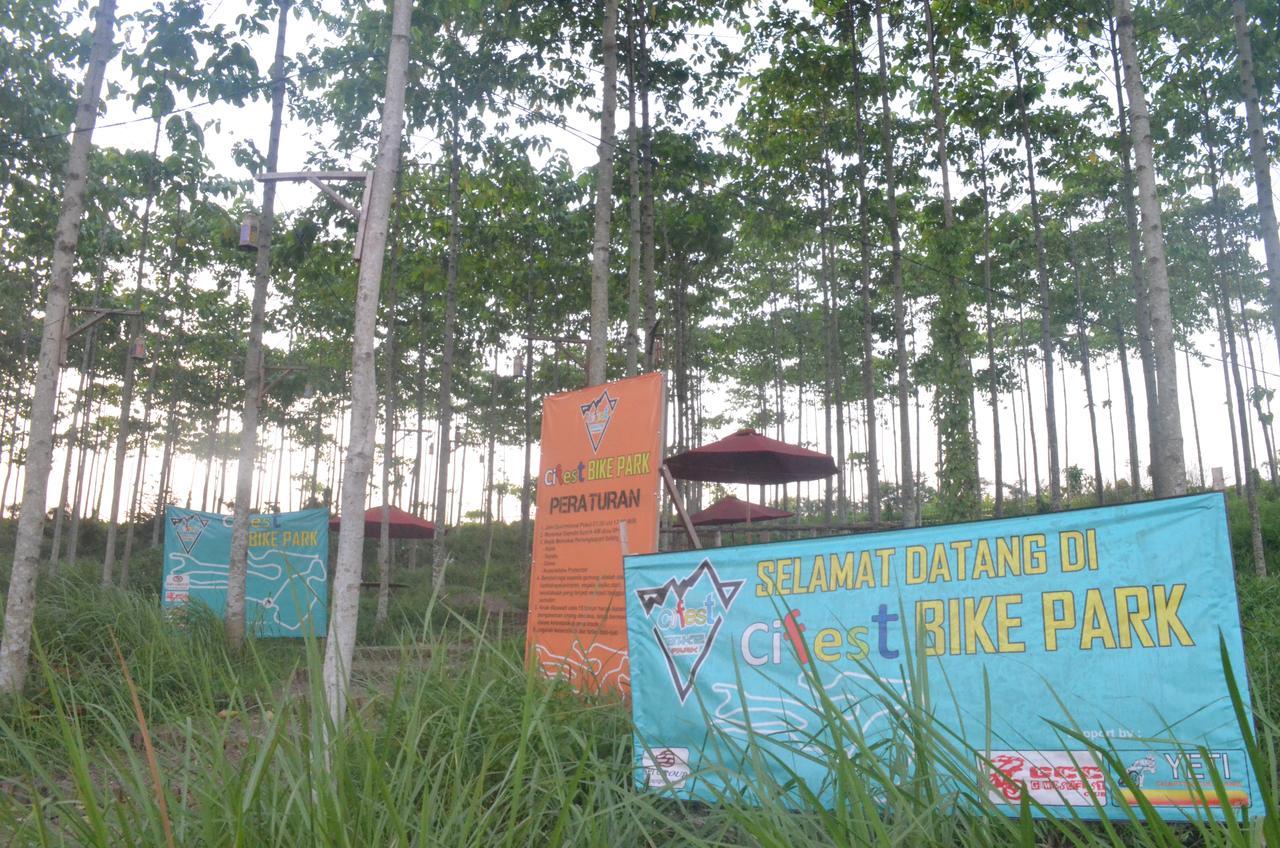 Ibis Budget Cikarang Festival Бекаси Екстериор снимка