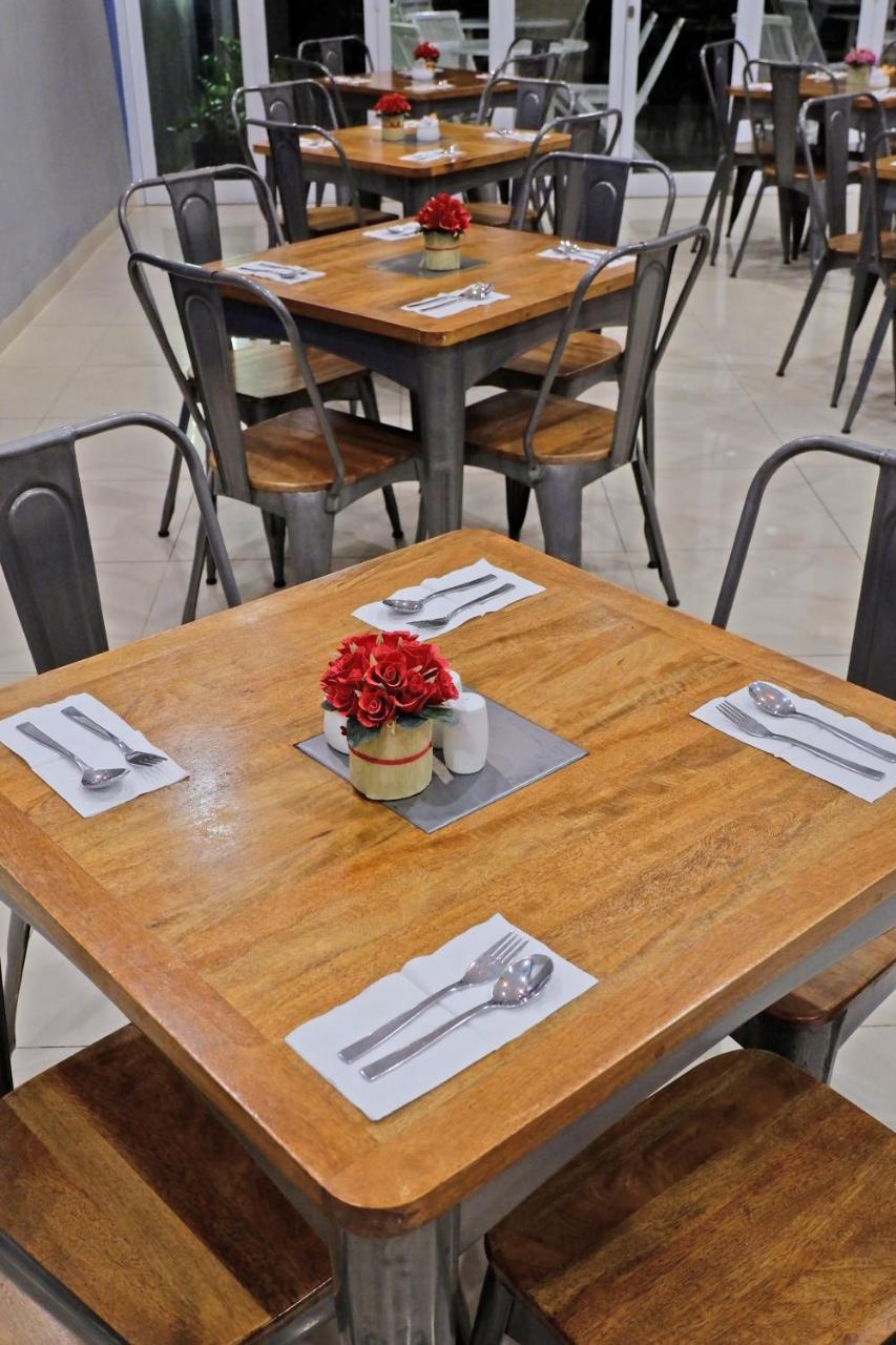 Ibis Budget Cikarang Festival Бекаси Екстериор снимка