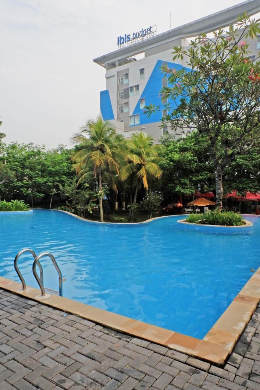 Ibis Budget Cikarang Festival Бекаси Екстериор снимка